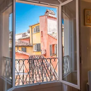 Spacious And Bright Flat Close To The Beach : Heart Of Old Apartment